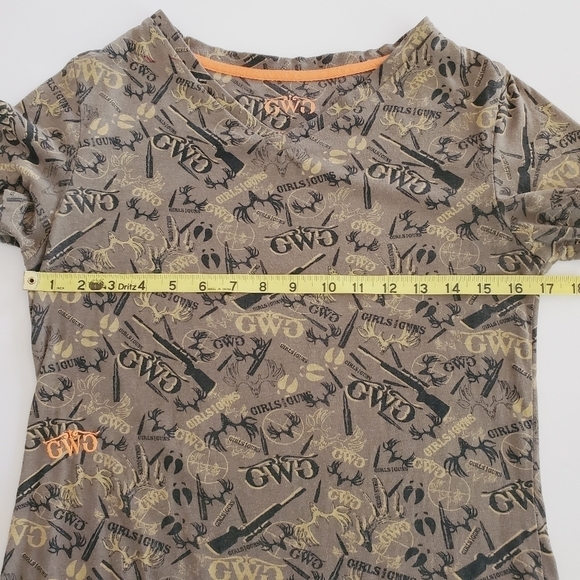 1015 * Girls with Guns Camo V Neck Tee Tan/Green Size Unknown - Picture 6 of 8